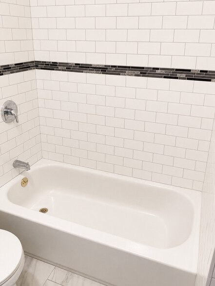 More Photos Of 9 Newport St, Brooklyn Storefront For Sale