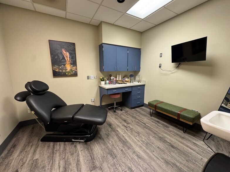 More Photos Of 3715-3733 N Business Dr, Fayetteville Medical For Lease