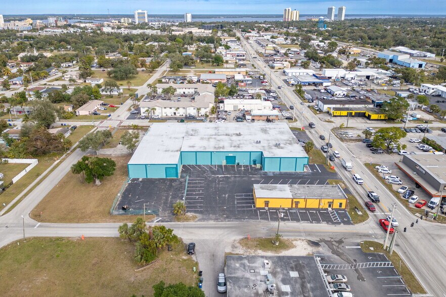 More Photos Of 2560 Fowler St, Fort Myers Warehouse For Lease