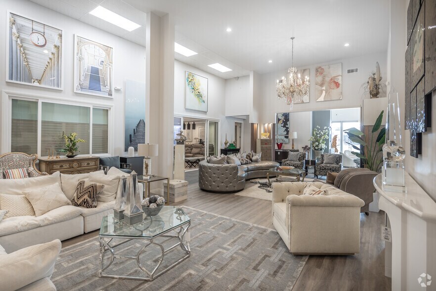 More Photos Of 565 N Tustin St, Orange Freestanding For Sale