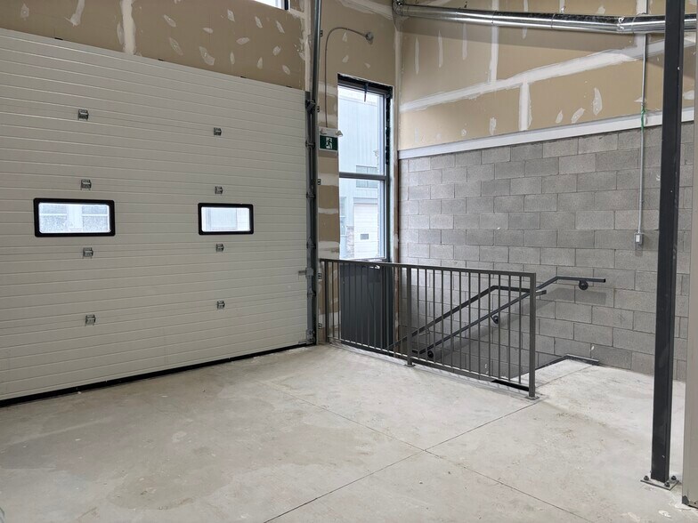 More Photos Of 5260 Solar Dr, Mississauga Warehouse For Sale