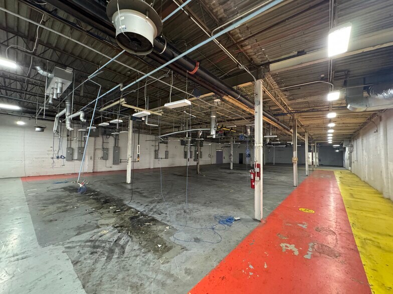 More Photos Of 217 River Ave, Patchogue Warehouse For Lease
