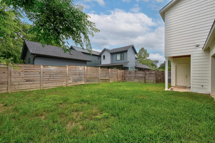 More Photos Of 4005 A/B Clawson Rd, Austin Specialty For Sale