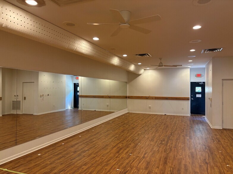More Photos Of 410 Lightfoot Rd, Williamsburg Storefront Retail Office For Lease