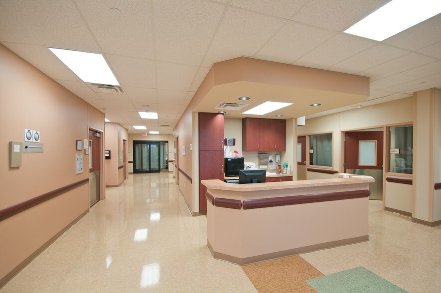 More Photos Of 300 Willow Creek Pky, Palestine Medical For Lease