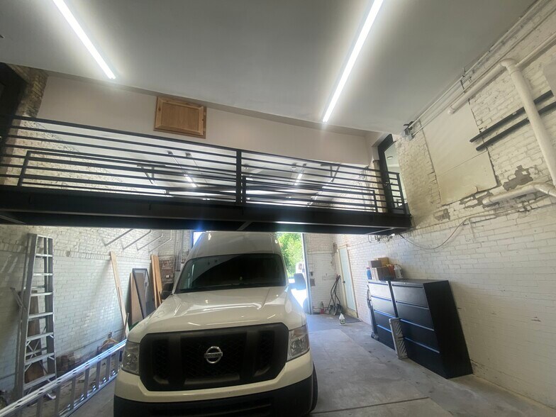 More Photos Of 3178 N Fratney St, Milwaukee Flex For Lease