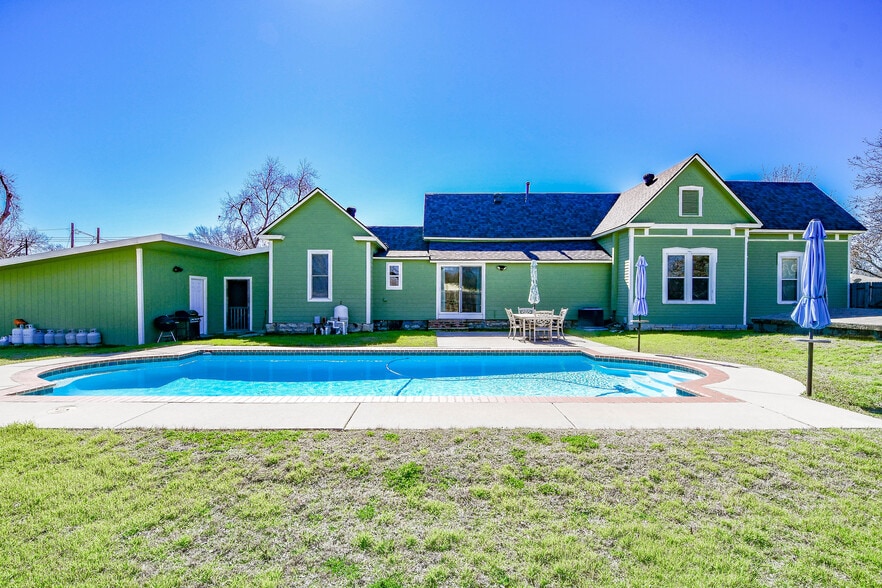 More Photos Of 512 N Travis St, Granbury Hospitality For Sale