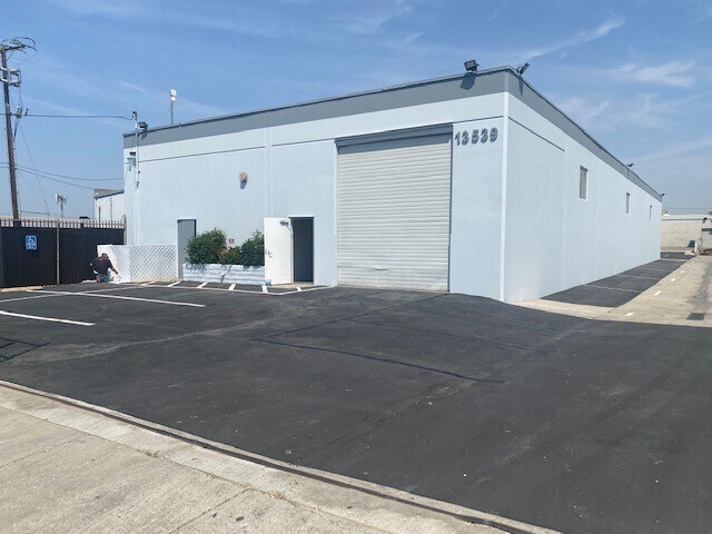 More Photos Of 13539 Desmond St, Pacoima Manufacturing For Lease