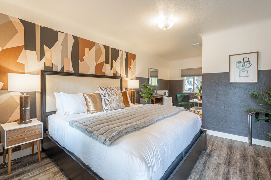 More Photos Of 1175 2nd St SE, Bandon Hotel For Sale