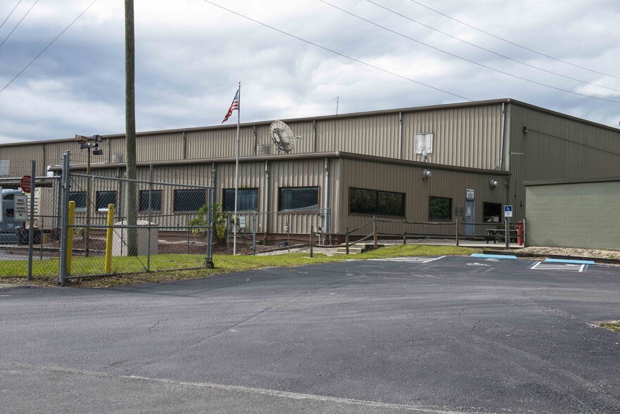 More Photos Of 4060 Dr Love Rd, Orlando Warehouse For Lease