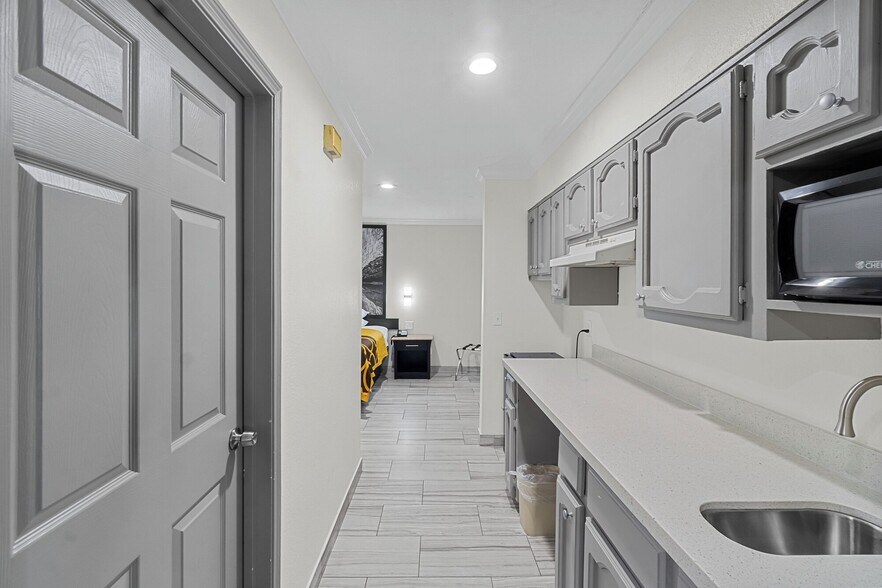 More Photos Of 1505 S 9th St, McAllen Hotel For Sale