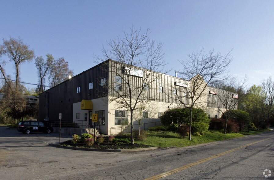 More Photos Of 317 Railroad Ave, Bedford Hills Flex For Lease