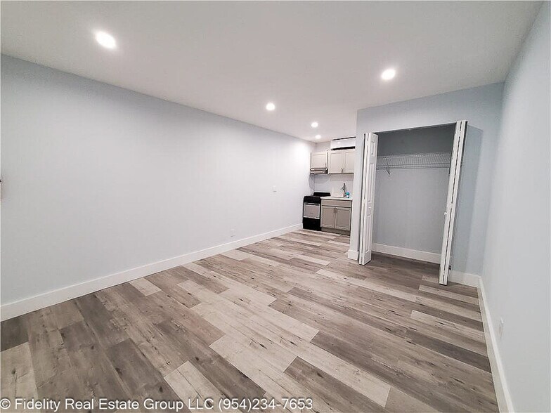 More Photos Of 2432 Sherman St, Hollywood Apartments For Sale