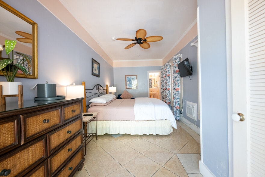 More Photos Of 412 Frances St, Key West Hotel For Sale