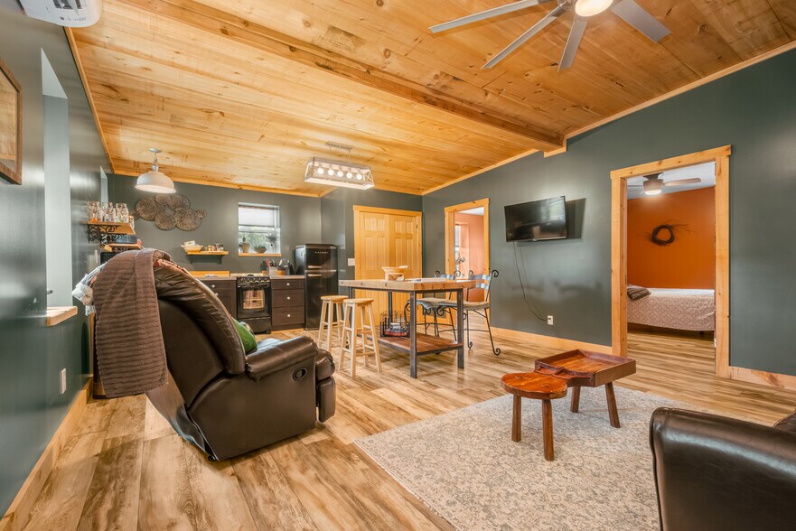 More Photos Of 541 Spruce St, Thomas Flex For Sale
