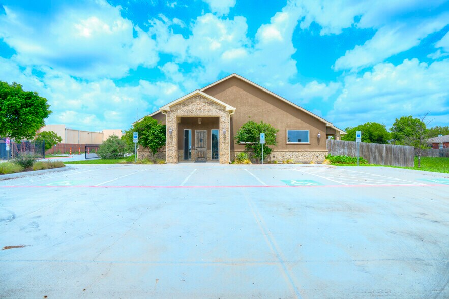 More Photos Of 5805 Starnes Rd, Watauga Office For Sale