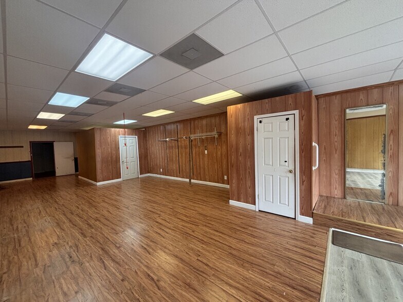 More Photos Of 125 N Mechanic St, Pendleton Unknown For Lease