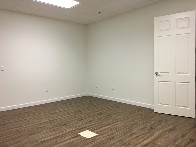 More Photos Of 10385 Ironwood Rd, Palm Beach Gardens Flex For Lease