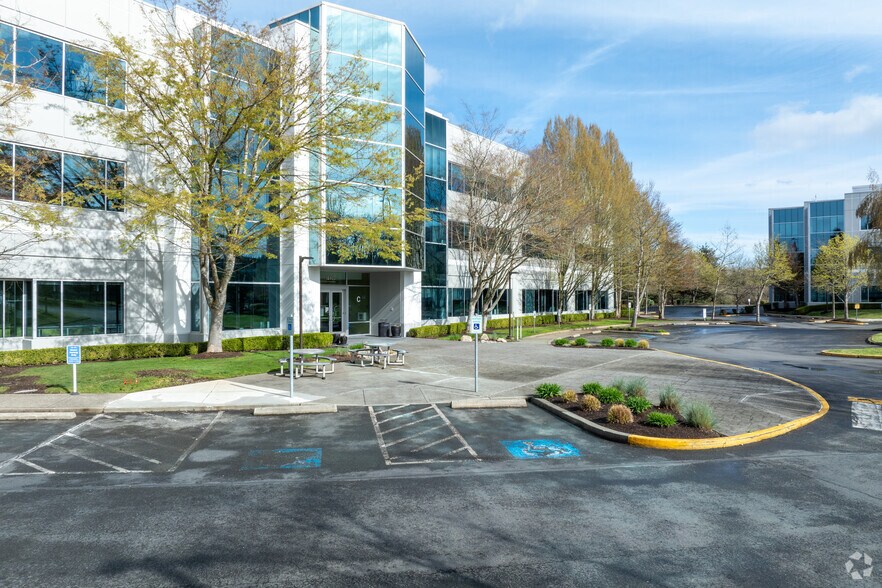 More Photos Of 18500 NE Union Hill Rd, Redmond Office For Lease