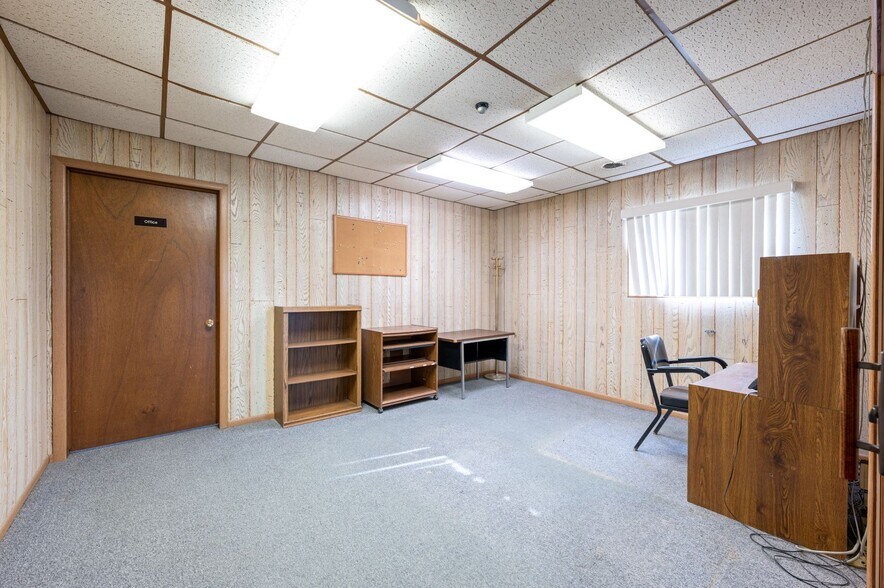 More Photos Of 701 N K Ave, Vinton Industrial For Lease