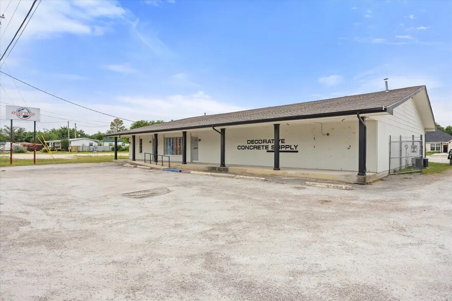 More Photos Of 1409 NE Barnard St, Glen Rose Storefront Retail Office For Sale