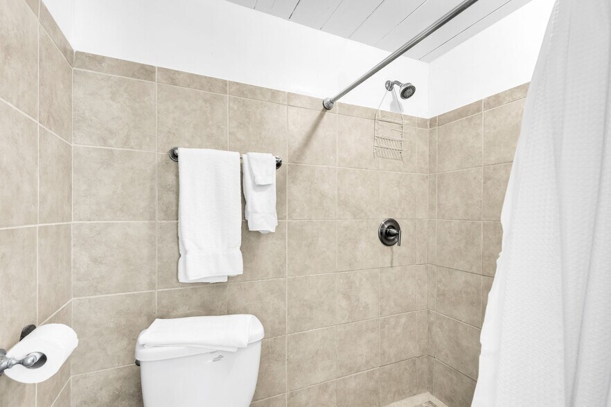 More Photos Of 243 61st St, Marathon Hotel For Sale