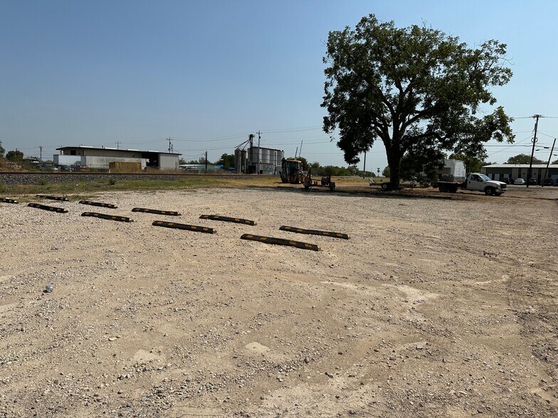 More Photos Of 200-232 W New Braunfels St, Seguin Warehouse For Lease