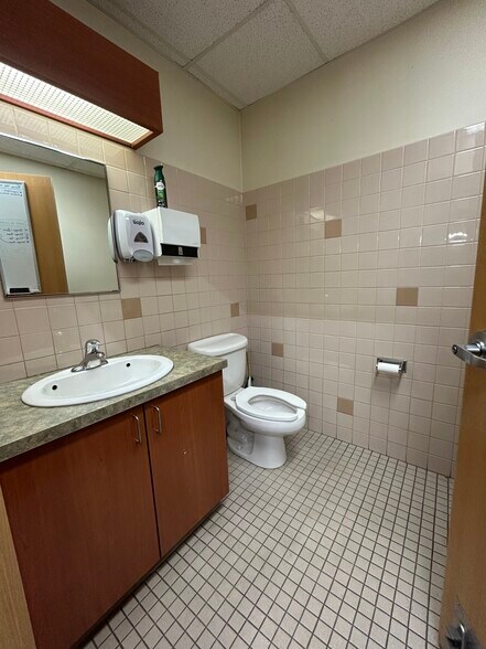 More Photos Of 11812-11820 121 St NW, Edmonton Office For Sale