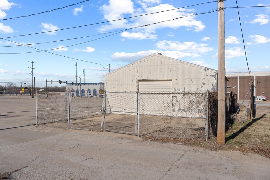 More Photos Of 100 Dewey Ave, Bartlesville Light Manufacturing For Sale