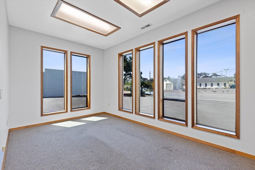 More Photos Of 1140 Ne Highway 101, Lincoln City Office For Sale