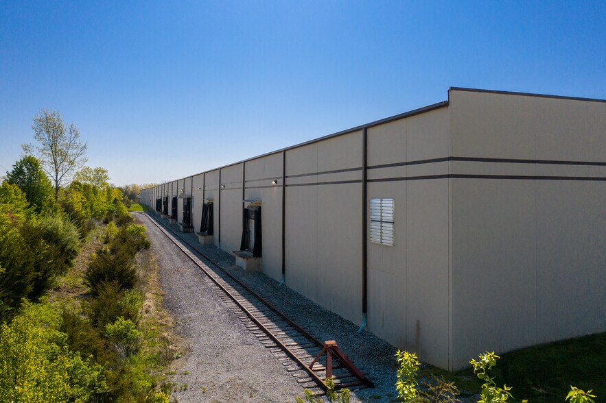 More Photos Of 1250-1290 Interstate Dr, Wentzville Warehouse For Lease