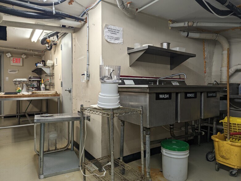 More Photos Of 705-707 S 5th St, Philadelphia Storefront For Lease