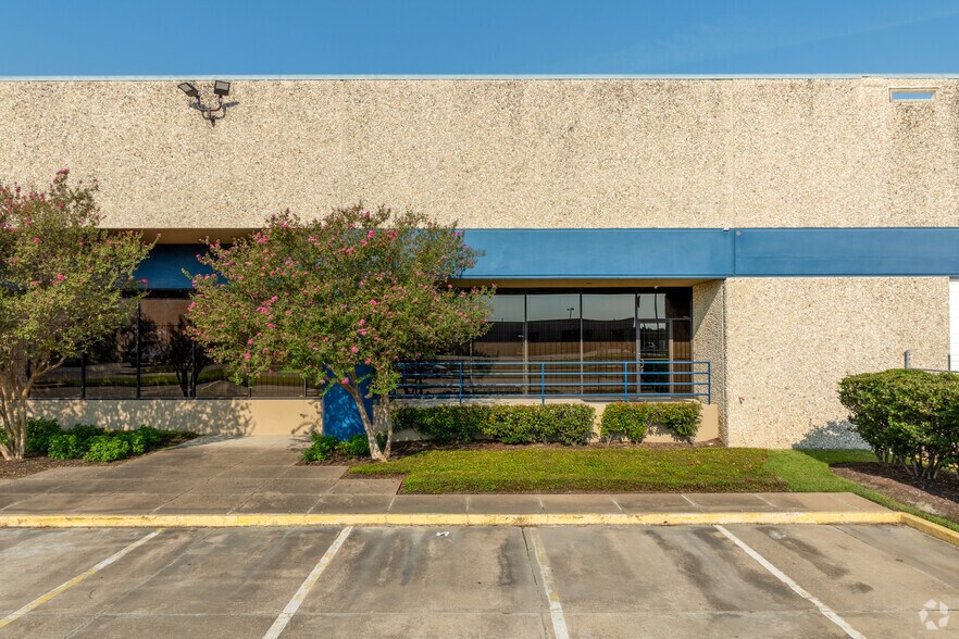 More Photos Of 8833 Citypark Loop, Houston Warehouse For Lease