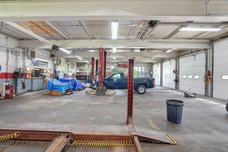 More Photos Of 1955 N Main St, Sheffield Auto Repair For Sale