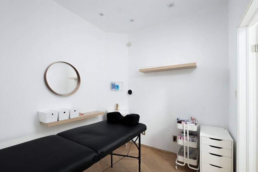 More Photos Of 98 Church st, Toronto General Retail For Sale