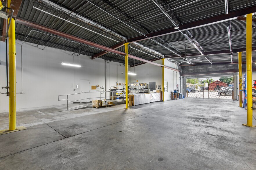 More Photos Of 1106 W Central Blvd, Orlando Warehouse For Sale