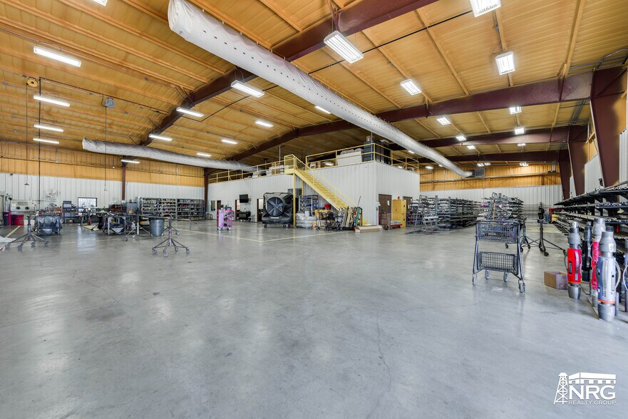 More Photos Of 801 NW 9th St, Andrews Warehouse For Sale