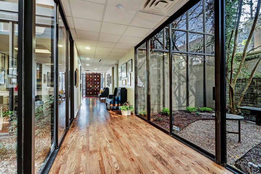 More Photos Of 2028 Buffalo Ter, Houston Office For Lease