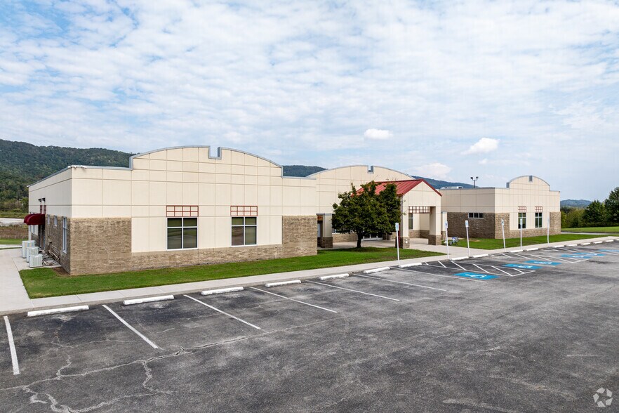 More Photos Of 2497 S Roane St, Harriman Medical For Sale