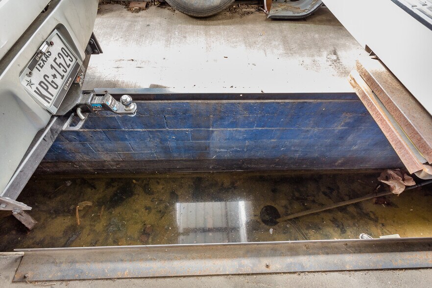 More Photos Of 8921 Daffodil Ave, Houston Auto Repair For Lease