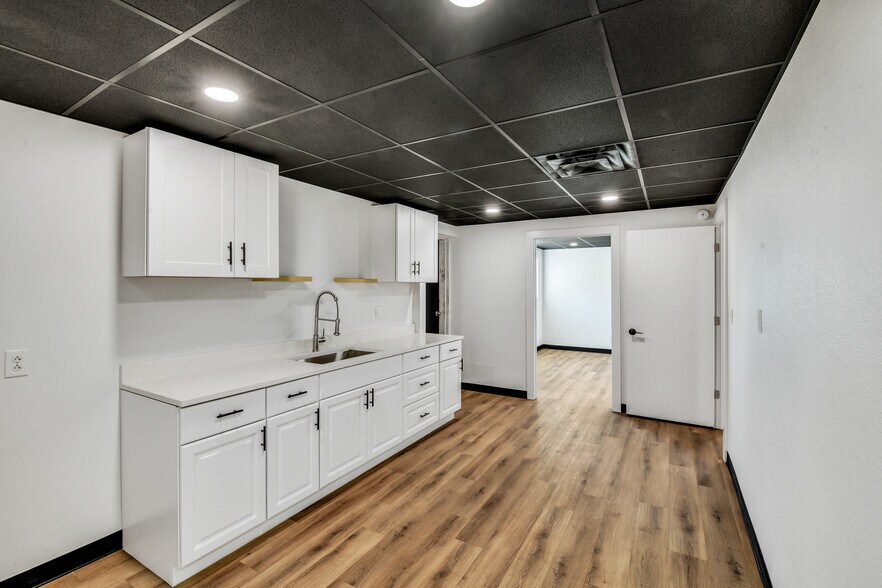 More Photos Of 3115 Sabine St, Forest Hill Warehouse For Sale