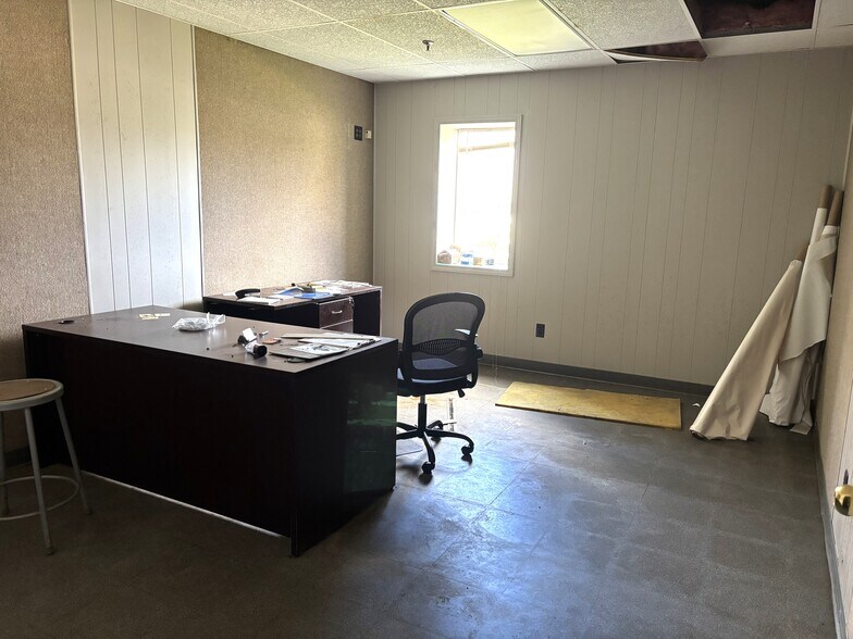 More Photos Of 811 Commerce Dr, Kendallville Manufacturing For Sale