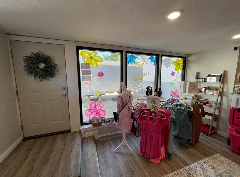 More Photos Of 116 W 19th St, Falls City Showroom For Sale
