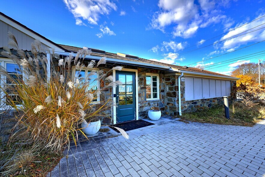 More Photos Of 506 Old Whitfield St, Guilford General Retail For Sale