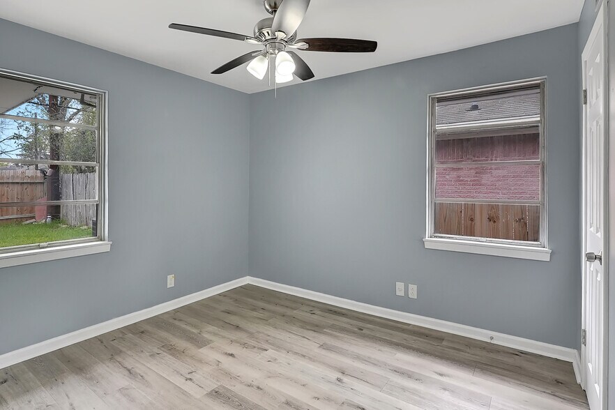 More Photos Of 5722 W 43rd St, Houston Specialty For Sale