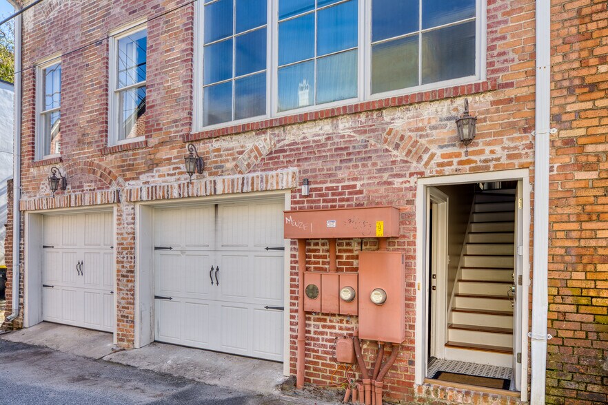 More Photos Of 14 E Taylor St, Savannah Specialty For Sale