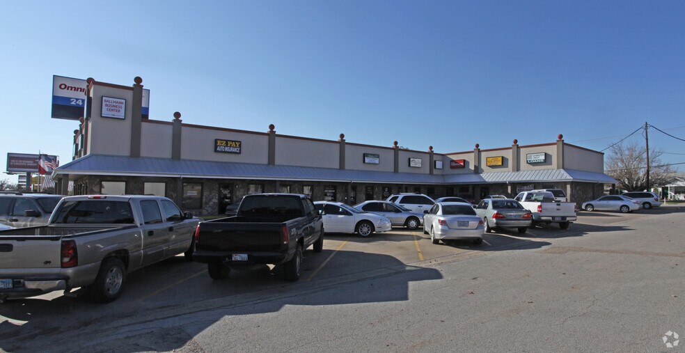 More Photos Of 1200 W Henderson St, Cleburne Storefront Retail Office For Lease