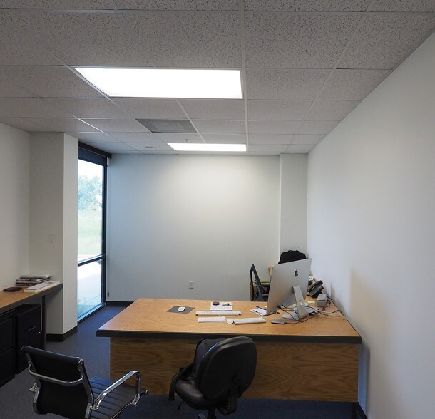 More Photos Of 21110 N Summitry Cir, Katy Warehouse For Lease