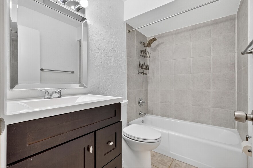 More Photos Of 1884 Southpointe Dr, Sarasota Apartments For Sale