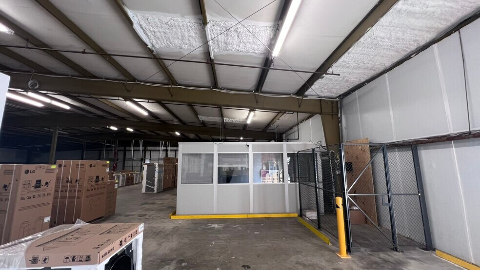 More Photos Of 6 NW Salevan Pl, Milford Warehouse For Lease